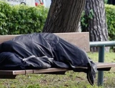 Απολύθηκε ο Βρετανός αστυνομικός που άφησε τον Έλληνα άστεγο να πεθάνει στο κρύο - Έβλεπε ταινία εν ώρα υπηρεσίας!